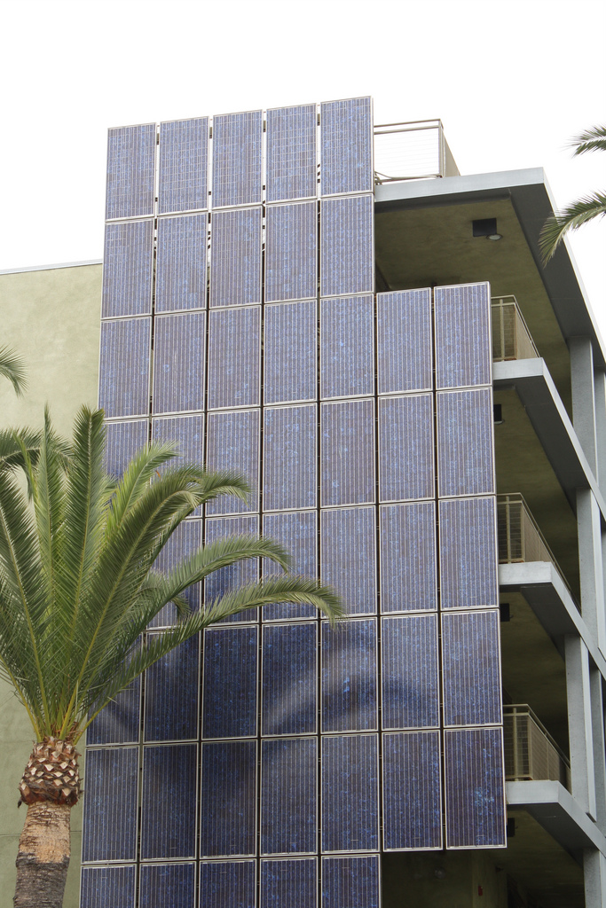 Building facade with integrated photovoltaic panels