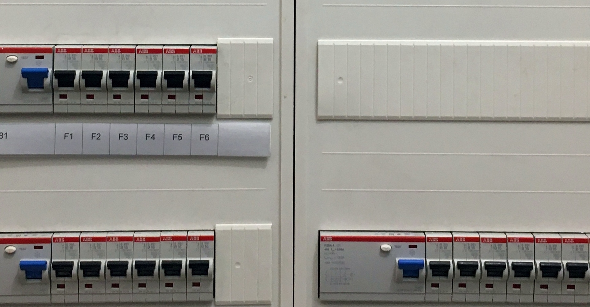 Electrical distribution board with circuit breakers