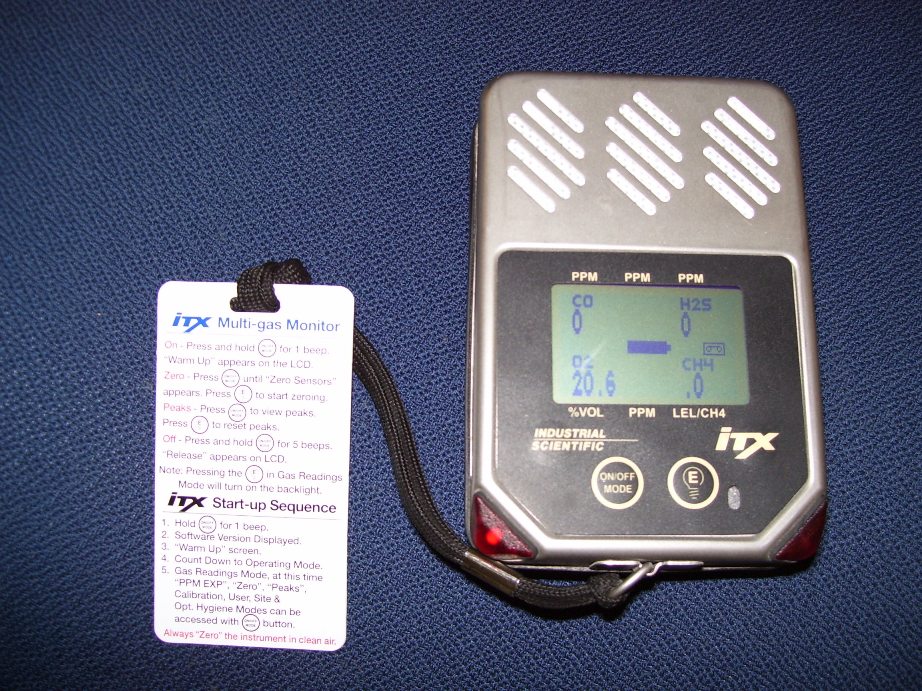 Handheld multi-gas detector device