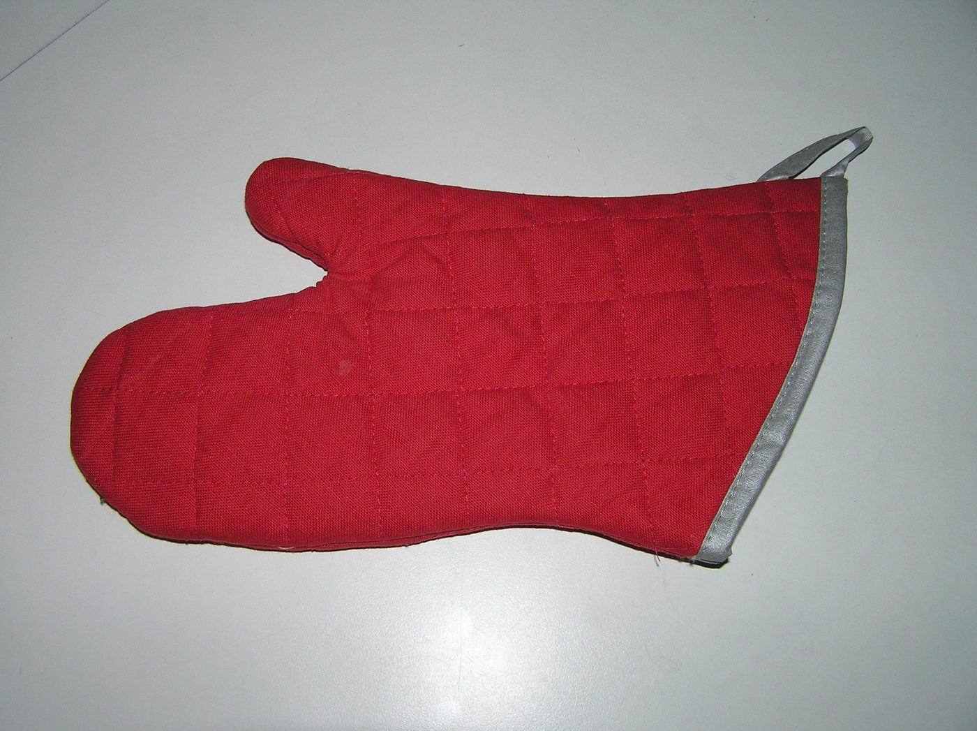 red heat-resistant glove for handling hot objects
