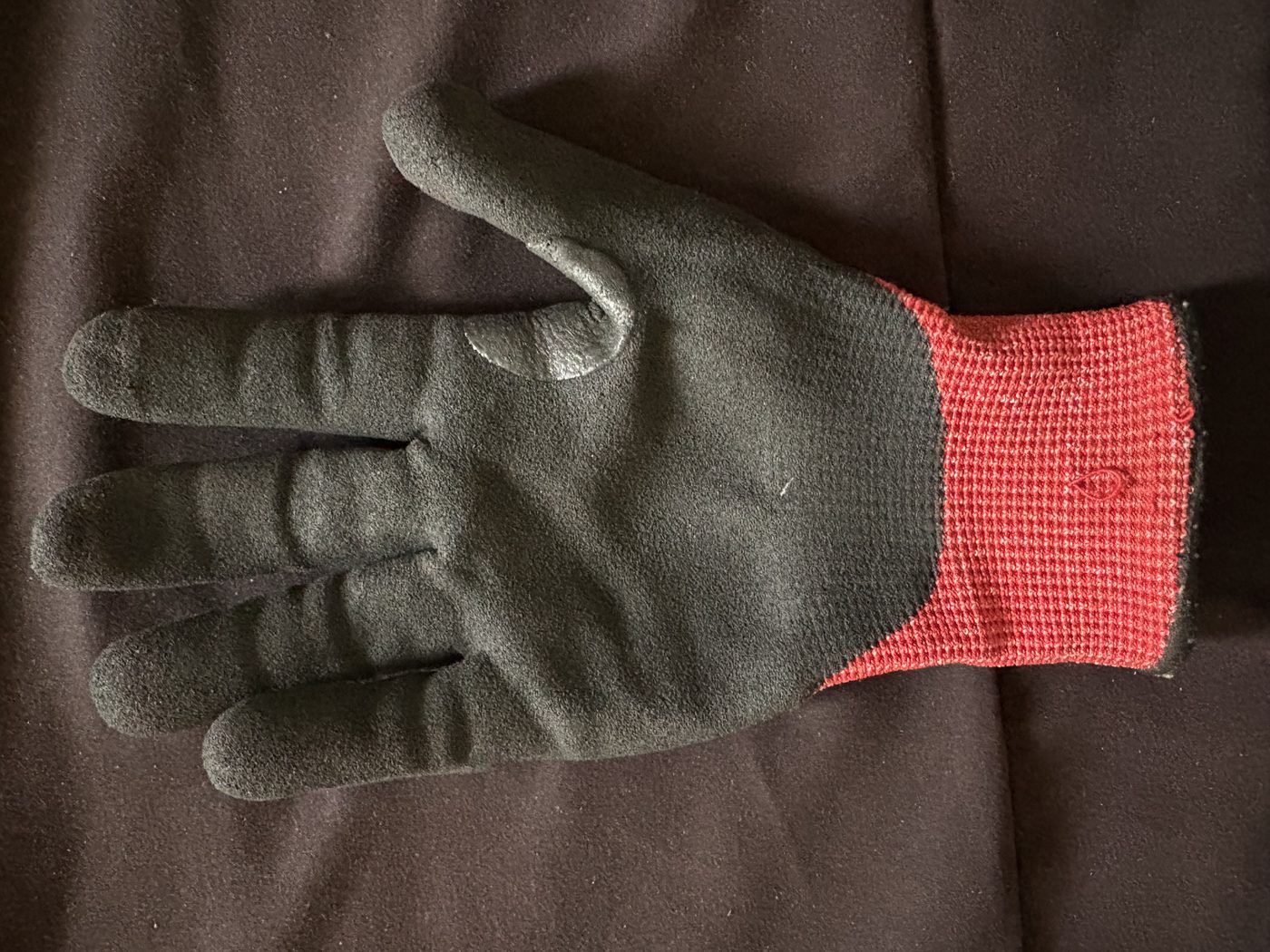 single heat-resistant glove with red cuff