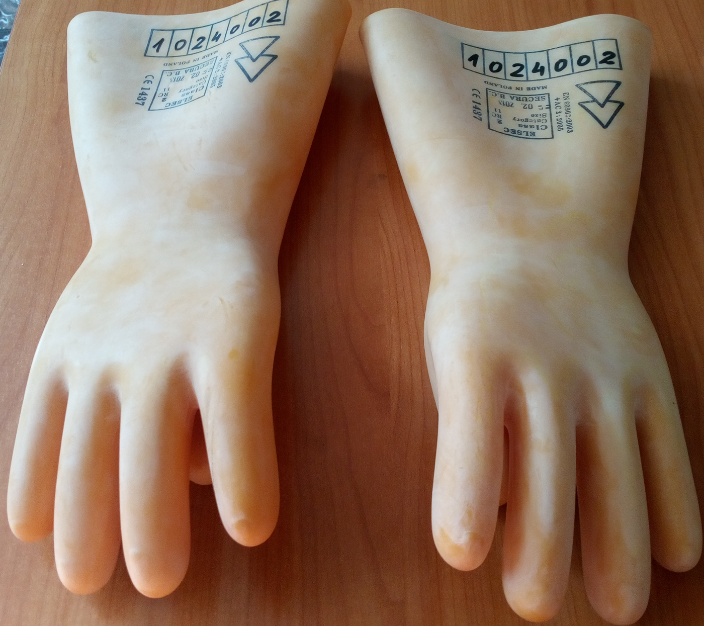 Pair of insulated gloves for electrical safety