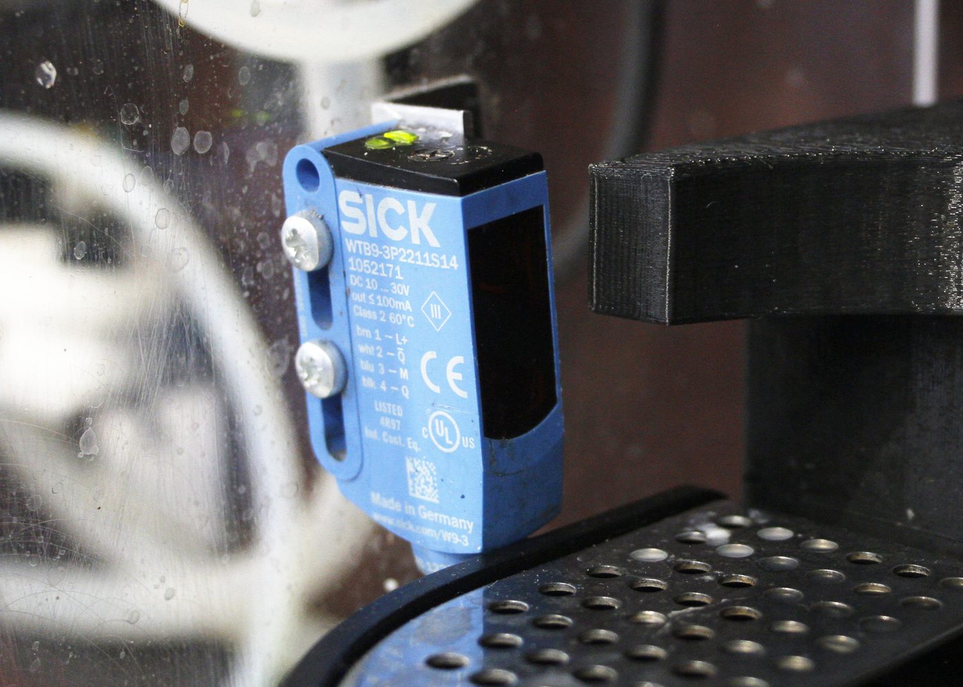 Light-activated switch sensor device