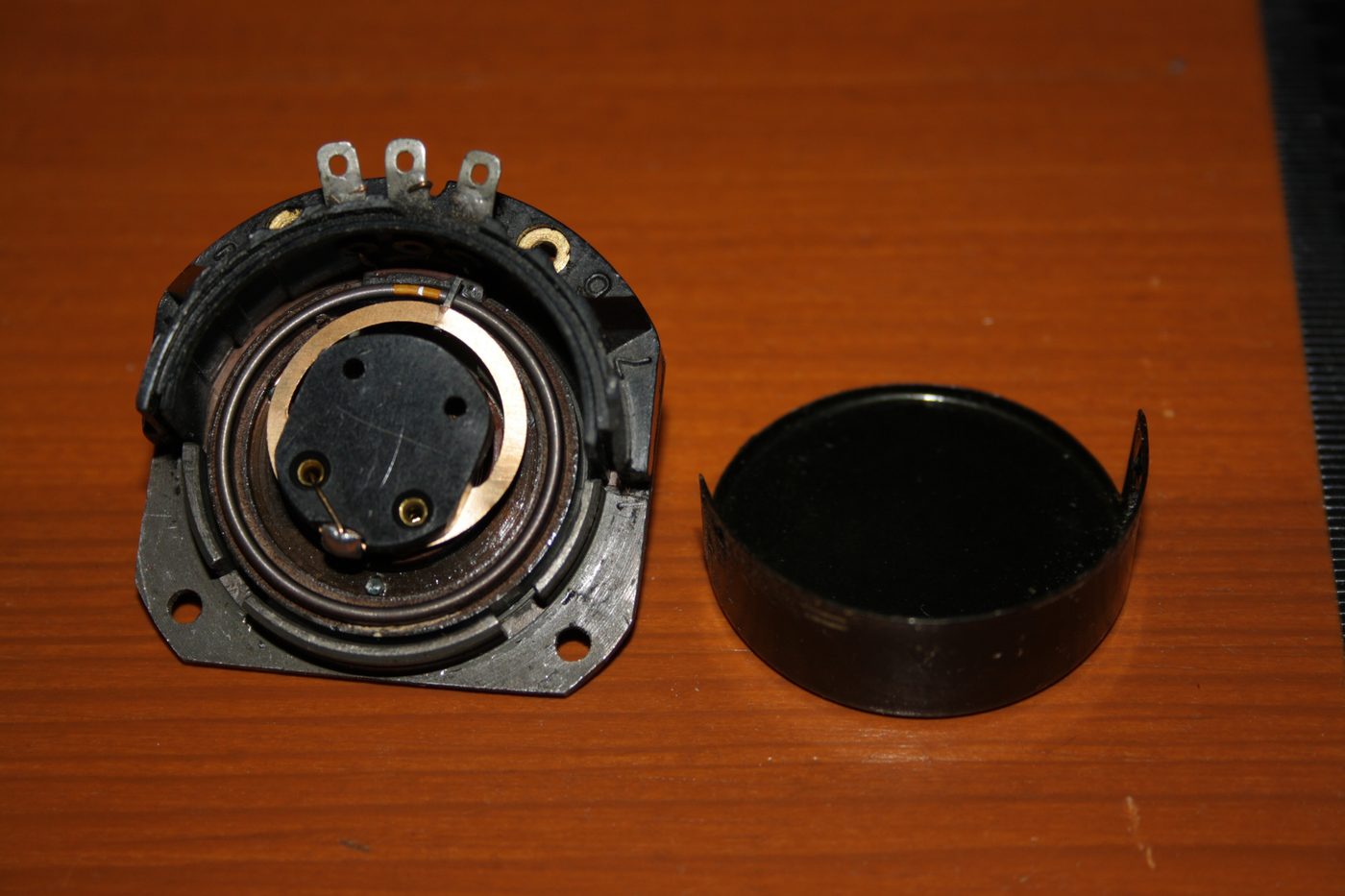 Rotary potentiometer with cover removed