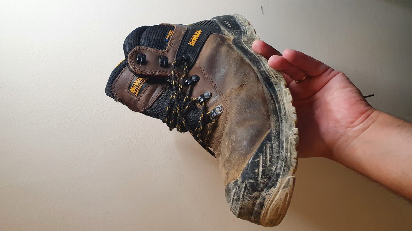 A single safety boot for industrial use