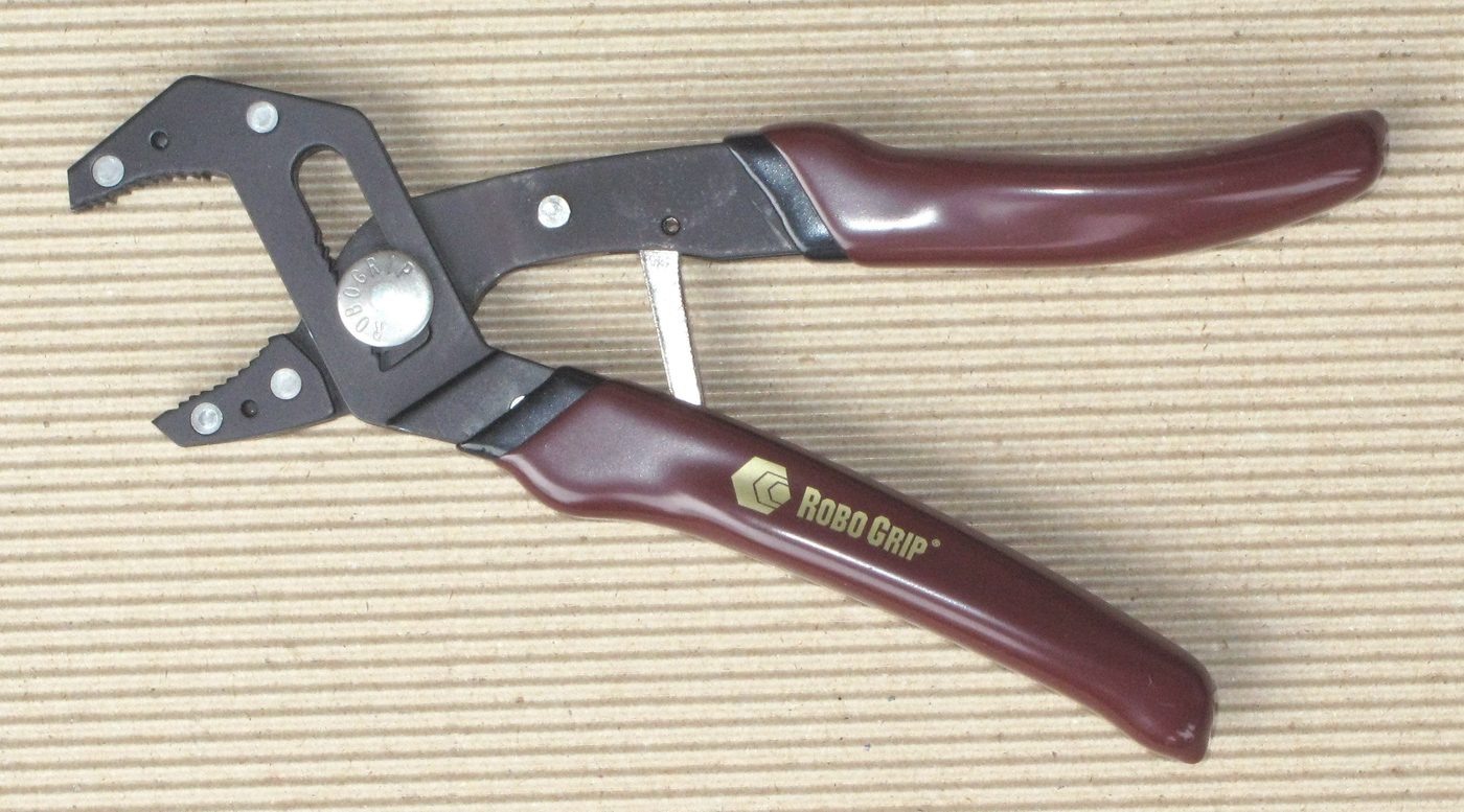 Slip joint plier with adjustable pivot