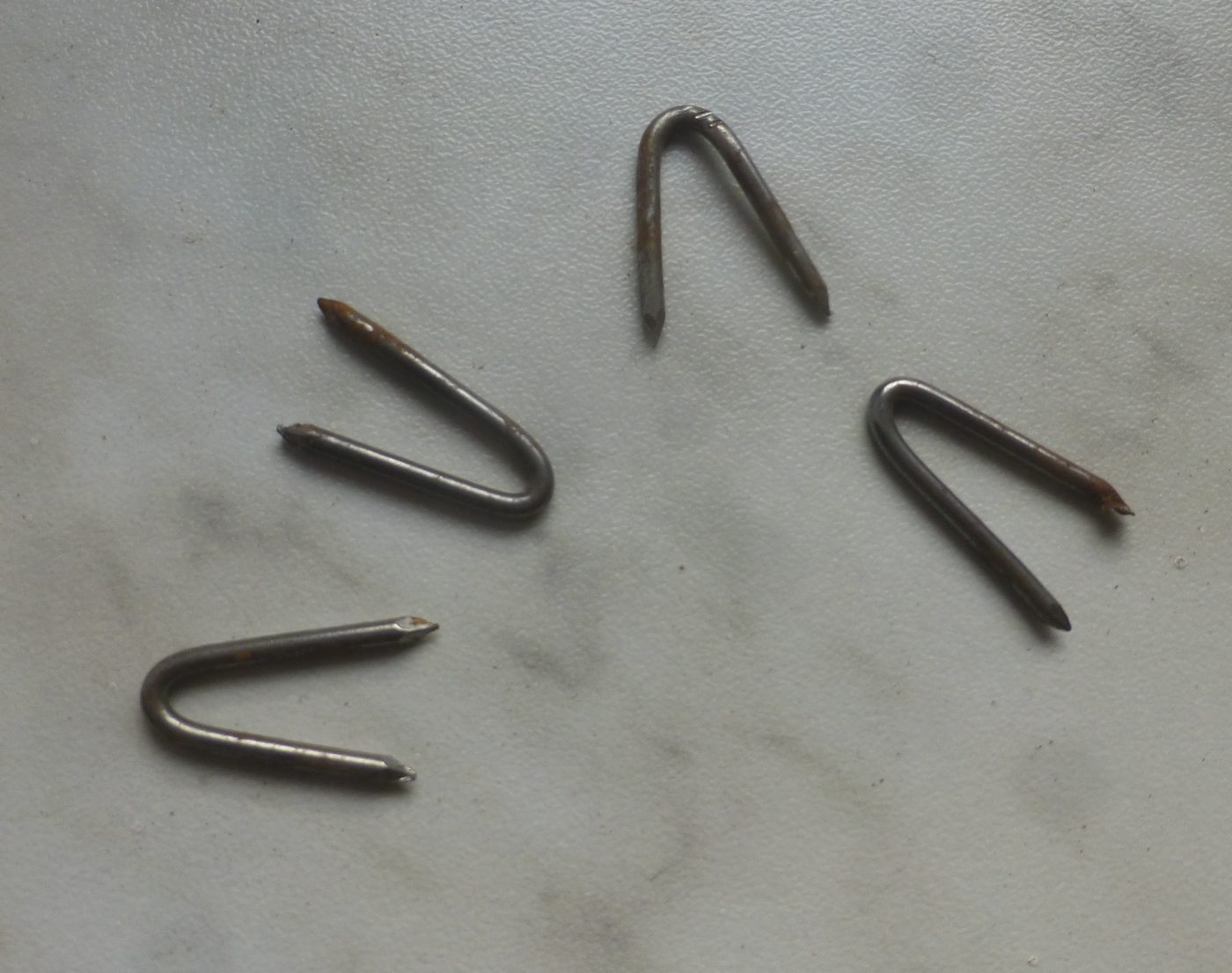 Building technology staples for fixing wires