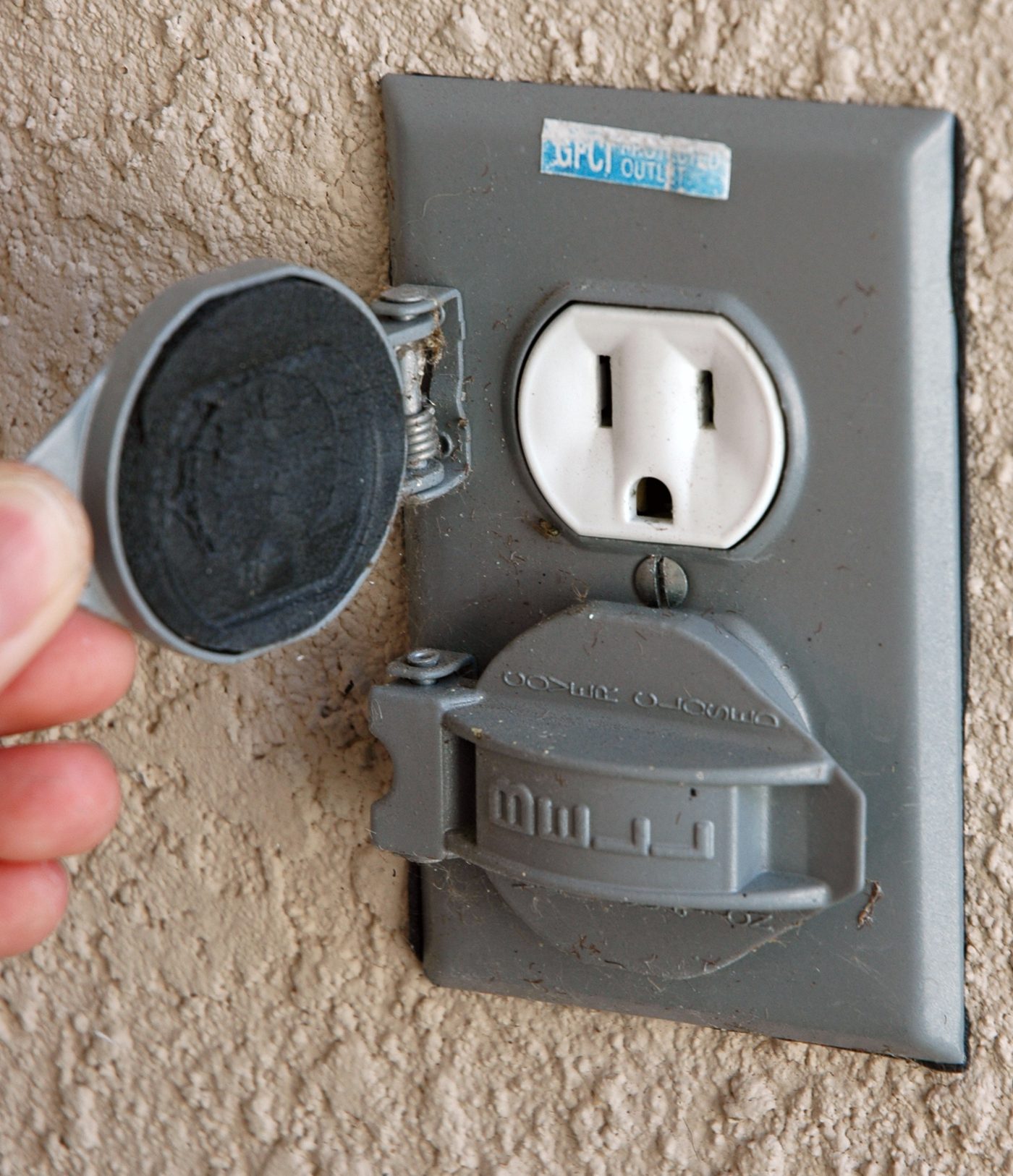 Outdoor weatherproof electrical socket outlet